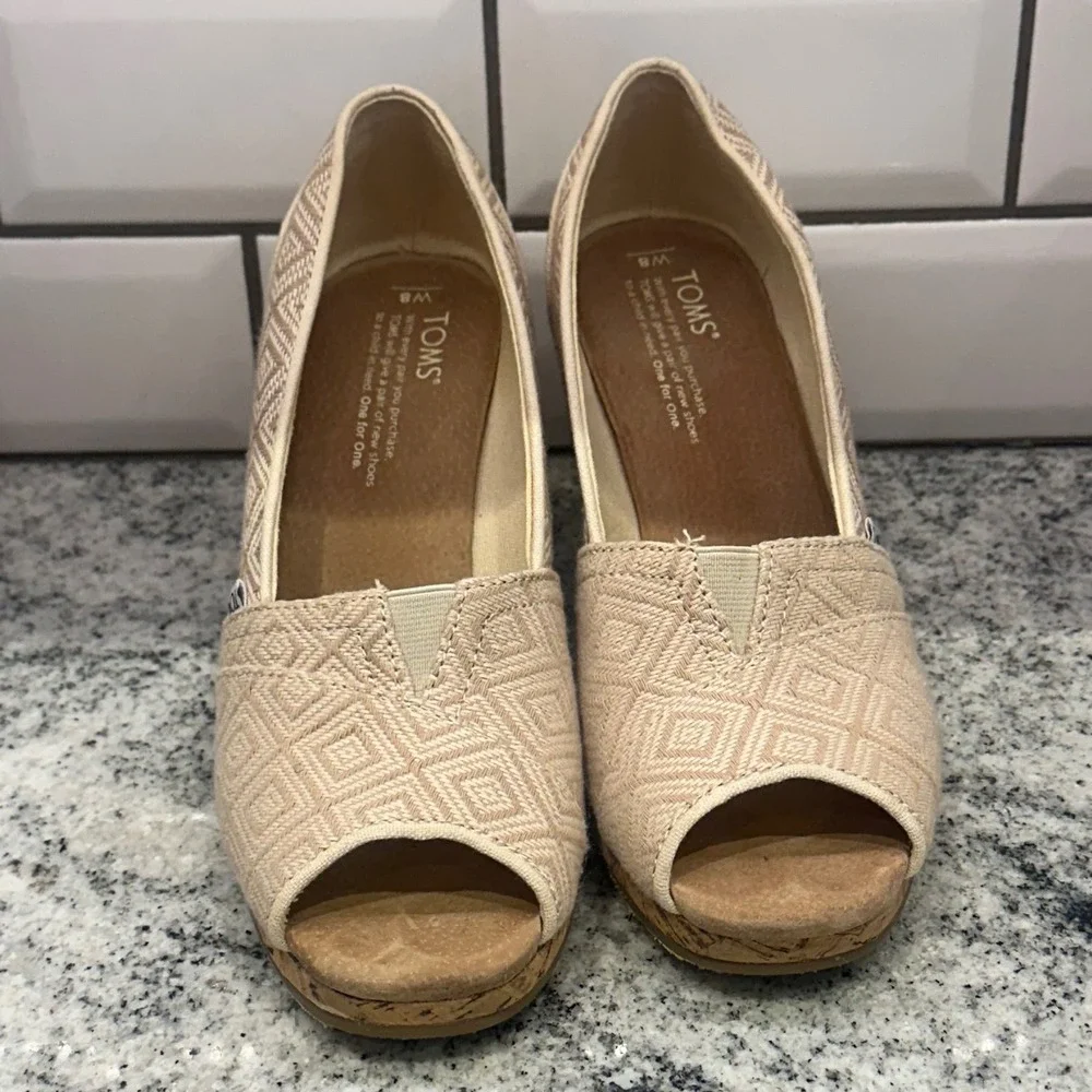 TOMS Women's Beige Geometric Pattern Peep Toe Wedge Shoes Size 8.5 Neutral Cream